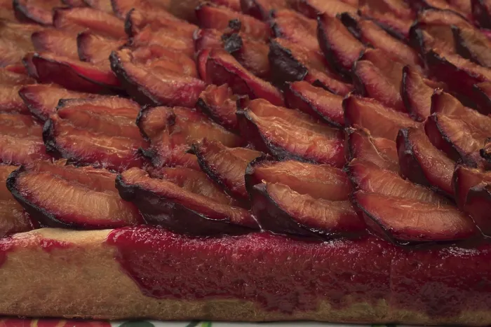 Gerahmter Druck : Pflaumen auf einem Pflaumenkuchen. Gerahmter Druck : Pflaumen auf einem Pflaumenkuchen.