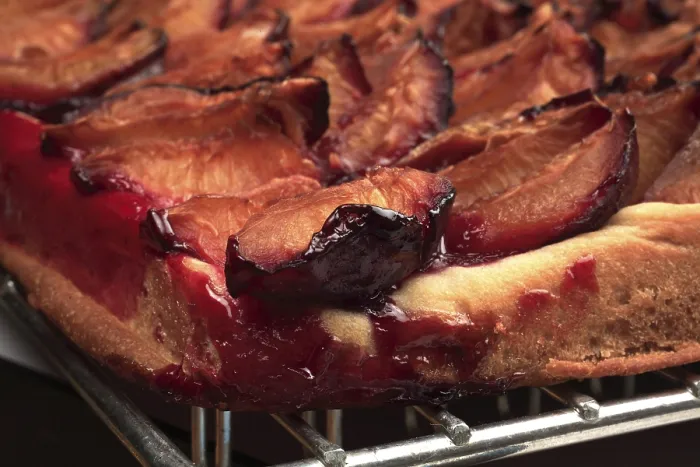 Gerahmter Druck : Pflaumen auf einem Pflaumenkuchen. Gerahmter Druck : Pflaumen auf einem Pflaumenkuchen.