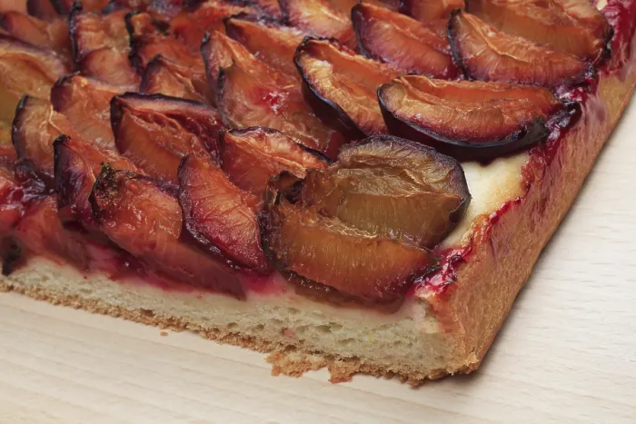 Gerahmter Druck : Pflaumen auf einem Pflaumenkuchen. Gerahmter Druck : Pflaumen auf einem Pflaumenkuchen.