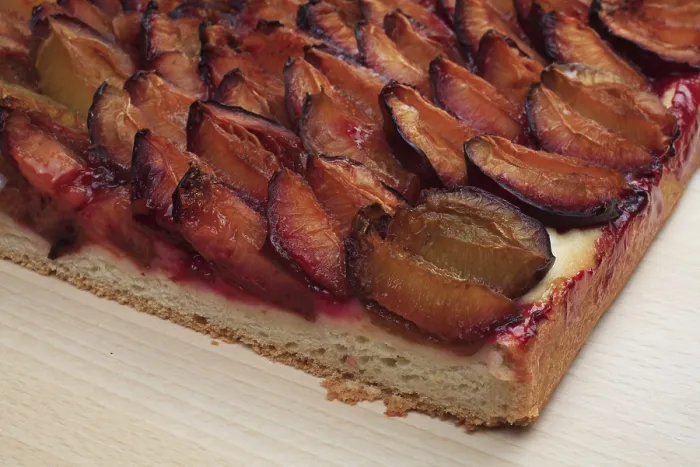 Gerahmter Druck : Pflaumen auf einem Pflaumenkuchen. Gerahmter Druck : Pflaumen auf einem Pflaumenkuchen.