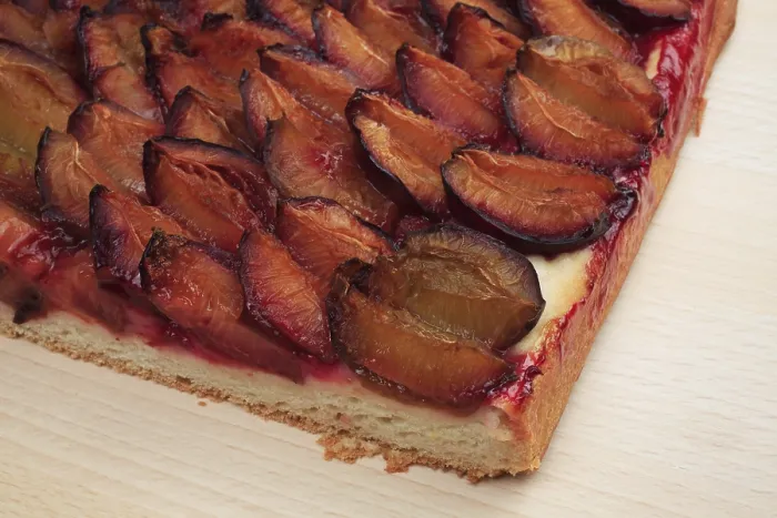 Gerahmter Druck : Pflaumen auf einem Pflaumenkuchen. Gerahmter Druck : Pflaumen auf einem Pflaumenkuchen.