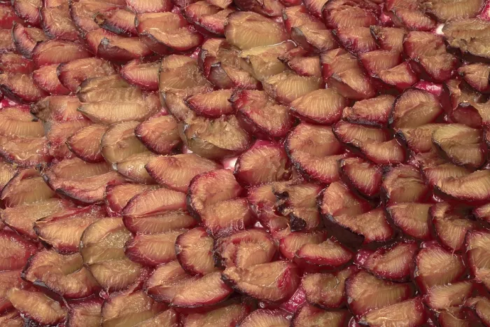 Gerahmter Druck : Pflaumen auf einem Pflaumenkuchen. Gerahmter Druck : Pflaumen auf einem Pflaumenkuchen.