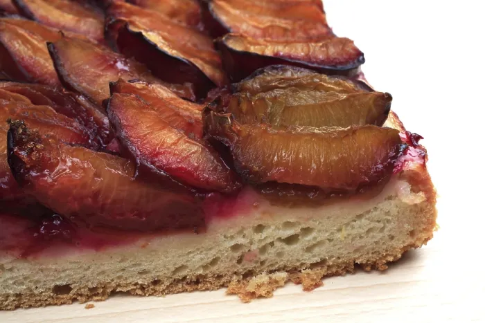 Gerahmter Druck : Plaumen auf einem Kuchen mit Plumsfüllung Gerahmter Druck : Plaumen auf einem Kuchen mit Plumsfüllung