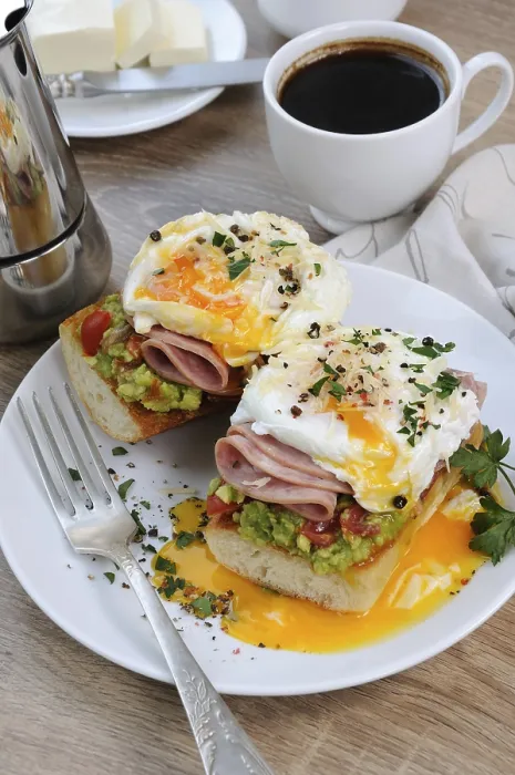 Gerahmter Druck : Eier im Wasserbad mit Avocado, Tomaten. Gerahmter Druck : Eier im Wasserbad mit Avocado, Tomaten.