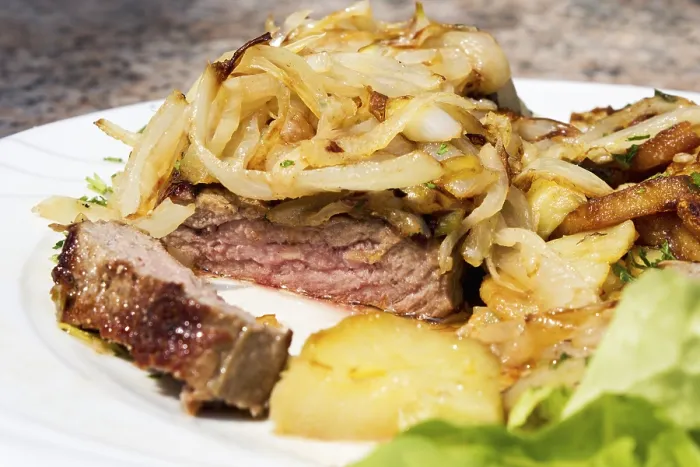 Gerahmter Druck : Punktsteak mit Zwiebeln. Gerahmter Druck : Punktsteak mit Zwiebeln.