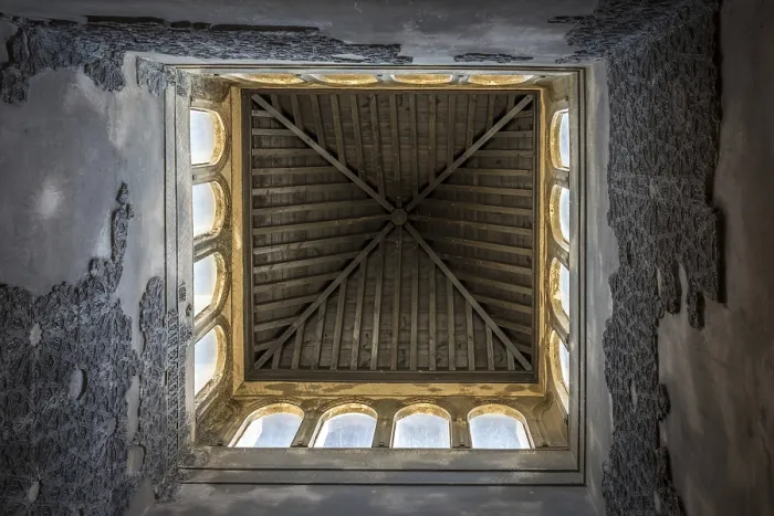 Gerahmter Druck : Dachfirste mit spitzen Dächern und Fenstern in Granada. Gerahmter Druck : Dachfirste mit spitzen Dächern und Fenstern in Granada.