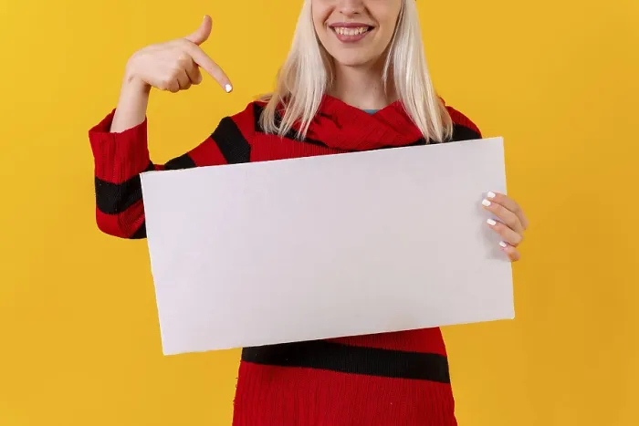 Gerahmter Druck : Auf ein leeres Werbeplakat zeigend. Gerahmter Druck : Auf ein leeres Werbeplakat zeigend.