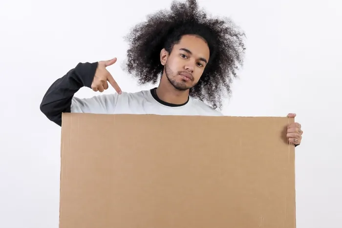 Gerahmter Druck : Zeigend auf ein Schild mit Copy-Paste-Space. Gerahmter Druck : Zeigend auf ein Schild mit Copy-Paste-Space.