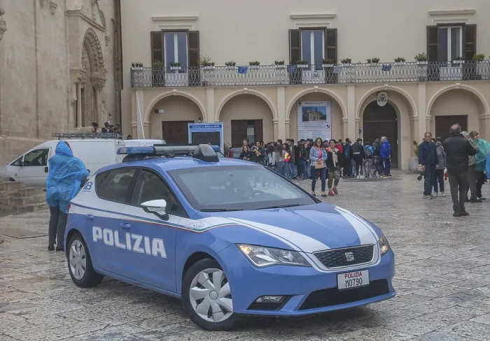 Gerahmter Druck : Polizeiauto in einer Piazza in Matera. Gerahmter Druck : Polizeiauto in einer Piazza in Matera.