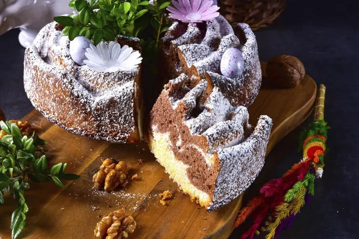Gerahmter Druck : Polnischer Osternkuchen mit Nüssen und Schokolade.