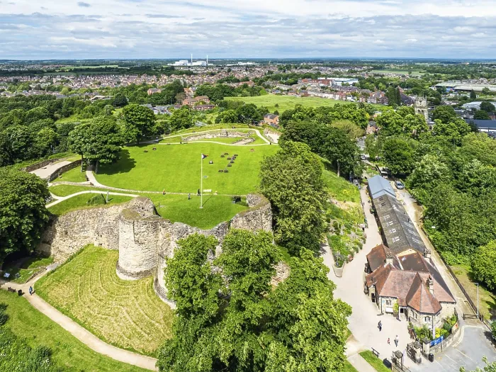 Gerahmter Druck : Pontefract Schloss aus einer Drohne. Gerahmter Druck : Pontefract Schloss aus einer Drohne.