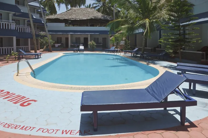 Gerahmter Druck : Schwimmbad im Hotel am Tag. Gerahmter Druck : Schwimmbad im Hotel am Tag.