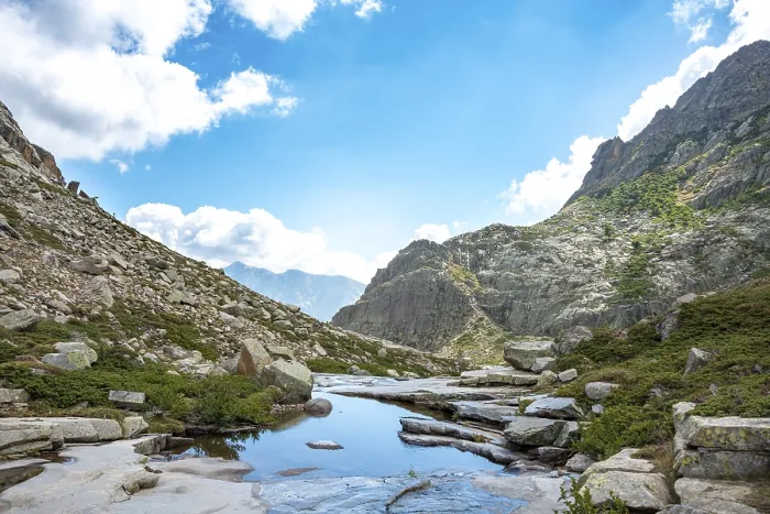 Gerahmter Druck : Bergsee am Fluss Golo Gerahmter Druck : Bergsee am Fluss Golo