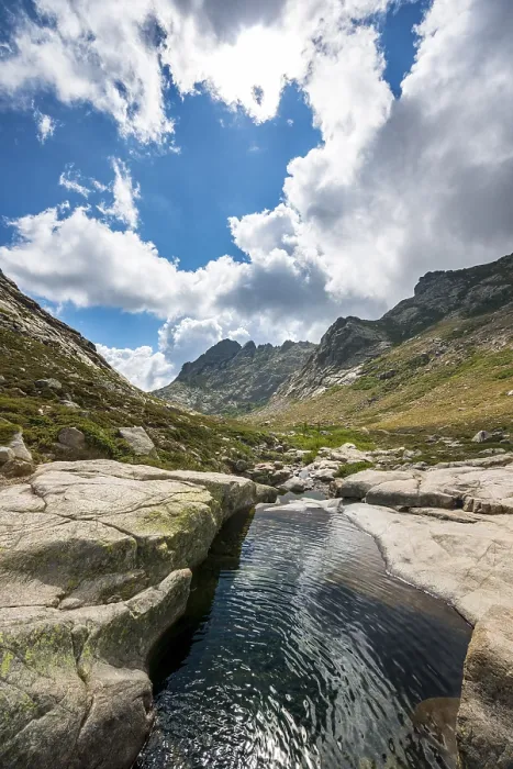 Gerahmter Druck : Bergsee am Fluss Golo Gerahmter Druck : Bergsee am Fluss Golo