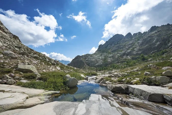 Gerahmter Druck : Bergsee am Fluss Golo Gerahmter Druck : Bergsee am Fluss Golo