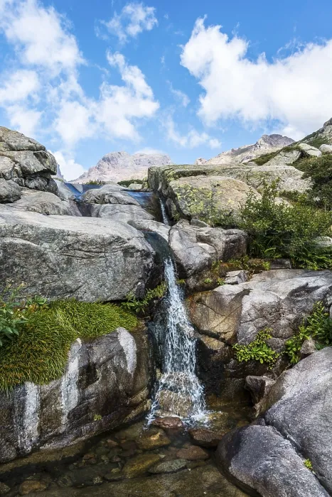 Gerahmter Druck : Bergsee mit kleinem Wasserfall. Gerahmter Druck : Bergsee mit kleinem Wasserfall.