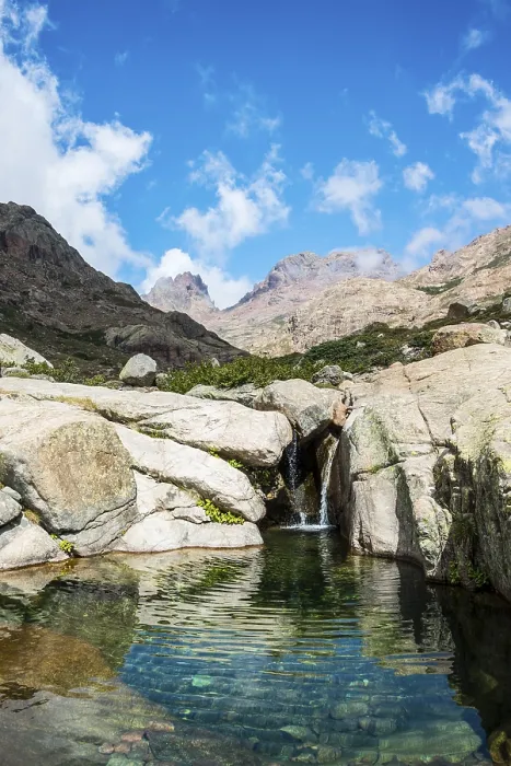 Gerahmter Druck : Bergsee mit kleinem Wasserfall Gerahmter Druck : Bergsee mit kleinem Wasserfall