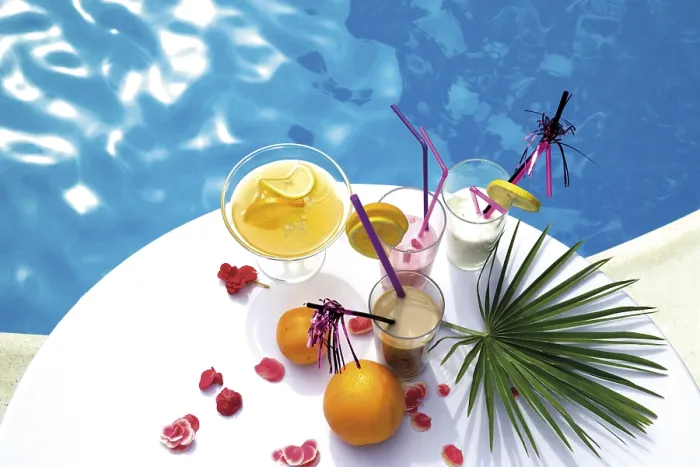 Gerahmter Druck : Poolside-Cocktails, erfrischend. Gerahmter Druck : Poolside-Cocktails, erfrischend.