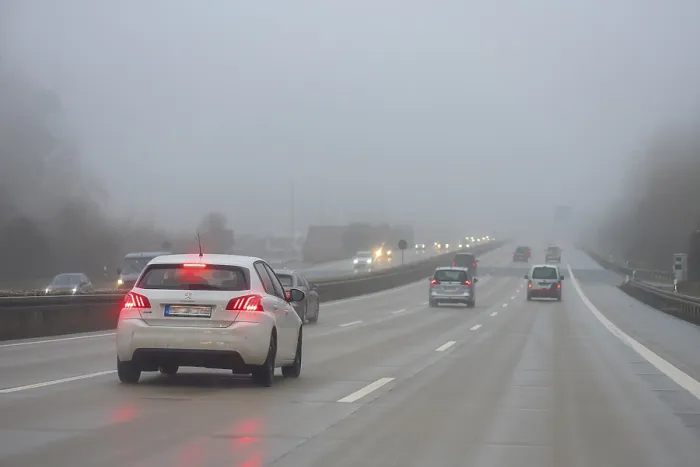Gerahmter Druck : Schlechte Sichtbarkeit auf der A 9 Autobahn. Gerahmter Druck : Schlechte Sichtbarkeit auf der A 9 Autobahn.