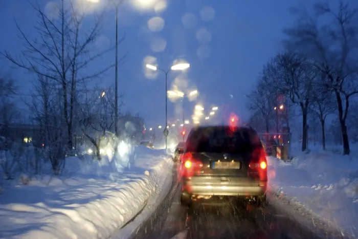 Gerahmter Druck : Schlechte Sicht durch die Windschutzscheibe bei Regen und Schnee. Gerahmter Druck : Schlechte Sicht durch die Windschutzscheibe bei Regen und Schnee.