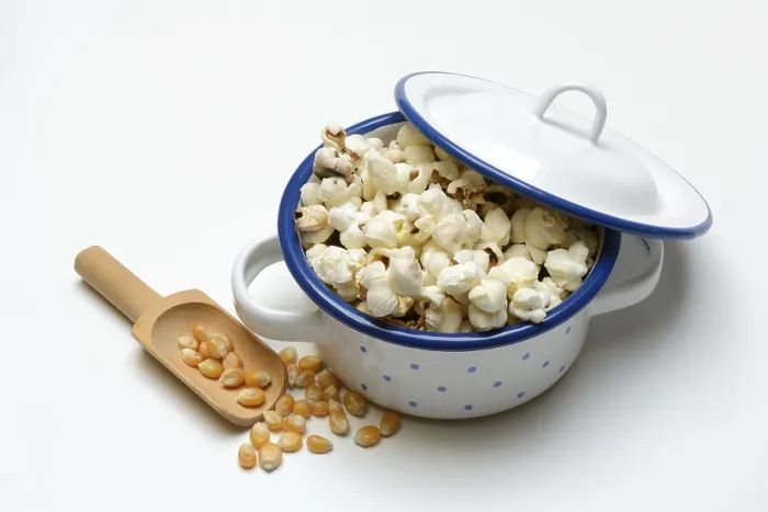 Gerahmter Druck : Popcorn (Zea mays) in Topf und Maiskörner. Gerahmter Druck : Popcorn (Zea mays) in Topf und Maiskörner.