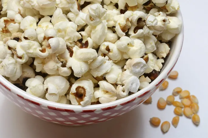Gerahmter Druck : Popcorn (Zea mays) in Schale und Maiskörner. Gerahmter Druck : Popcorn (Zea mays) in Schale und Maiskörner.