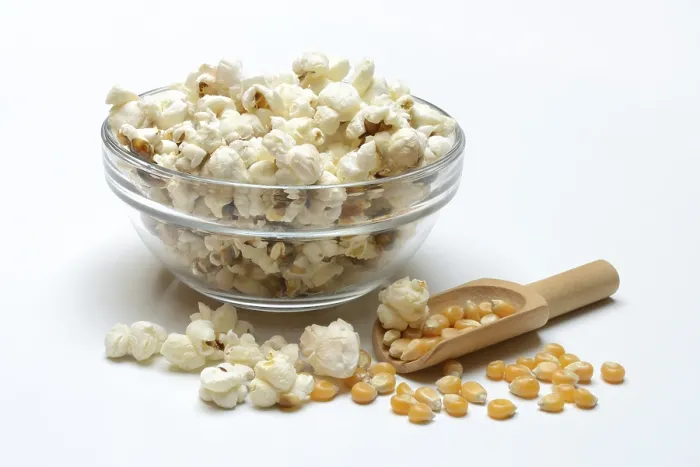 Gerahmter Druck : Popcorn (Zea mays) in Schale und Maiskörner. Gerahmter Druck : Popcorn (Zea mays) in Schale und Maiskörner.
