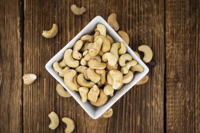Gerahmter Druck : Portion von Cashewnüssen (aufnahmeschwerpunkt) Gerahmter Druck : Portion von Cashewnüssen (aufnahmeschwerpunkt)