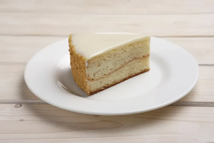 Gerahmter Druck : Portion von Käsekuchen auf Teller. Gerahmter Druck : Portion von Käsekuchen auf Teller.