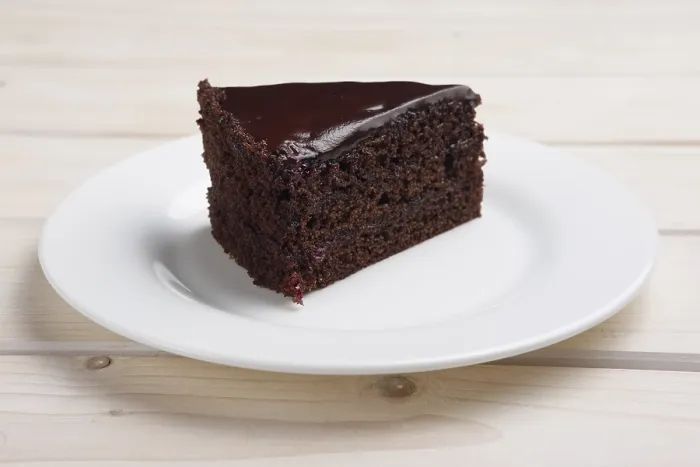 Gerahmter Druck : Stück Kaffekuchen auf Teller. Gerahmter Druck : Stück Kaffekuchen auf Teller.