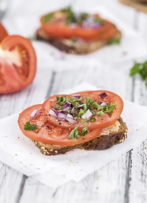 Gerahmter Druck : Portion frischer Tomaten-Sandwich (selective focus) Gerahmter Druck : Portion frischer Tomaten-Sandwich (selective focus)