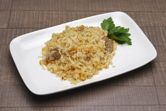 Gerahmter Druck : Portion von Pilaf auf quadratischem Teller. Gerahmter Druck : Portion von Pilaf auf quadratischem Teller.