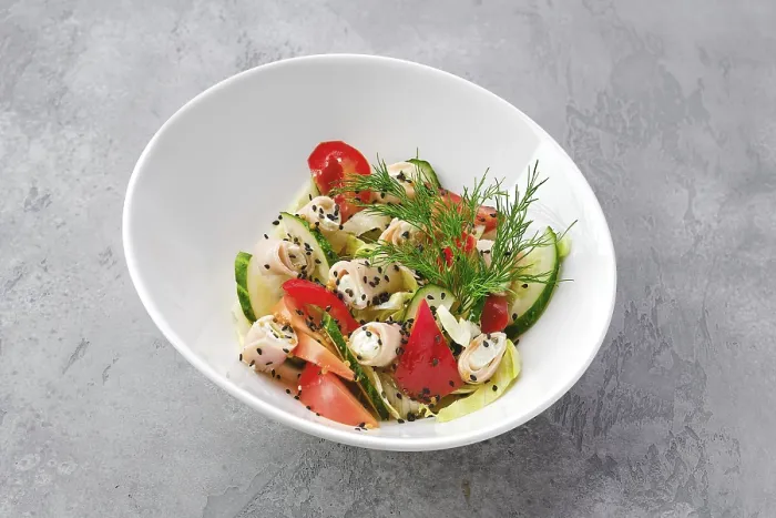 Gerahmter Druck : Salatportion mit Schinken, Käse. Gerahmter Druck : Salatportion mit Schinken, Käse.