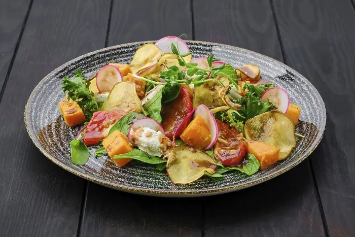Gerahmter Druck : Salatportion mit weichem Käse Gerahmter Druck : Salatportion mit weichem Käse