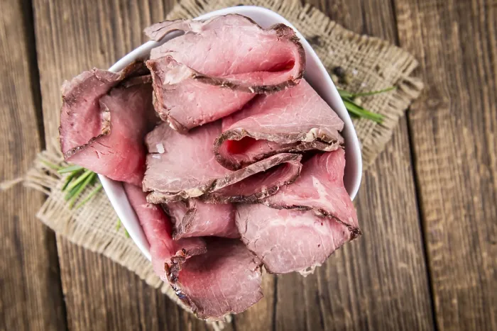 Gerahmter Druck : Portion von geschnittenem Roastbeef (sachlicher Schwerpunkt) Gerahmter Druck : Portion von geschnittenem Roastbeef (sachlicher Schwerpunkt)