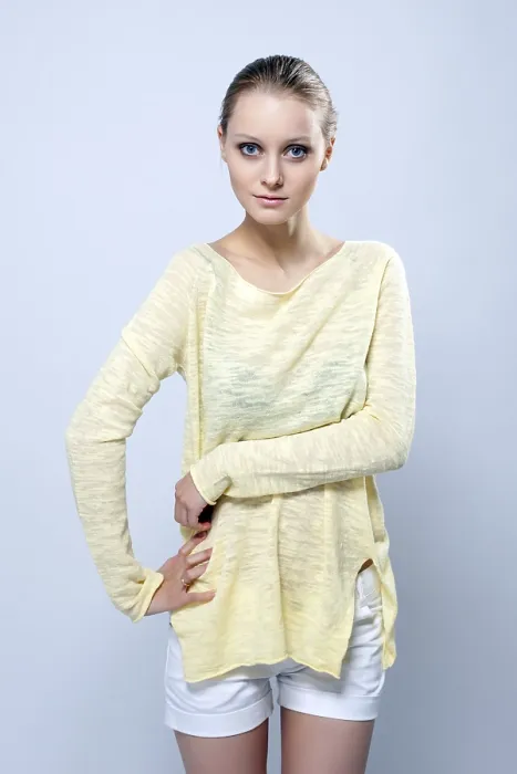Gerahmter Druck : Porträt einer schönen schlanken Models, die sich in einem Studio aufhält. Gerahmter Druck : Porträt einer schönen schlanken Models, die sich in einem Studio aufhält.