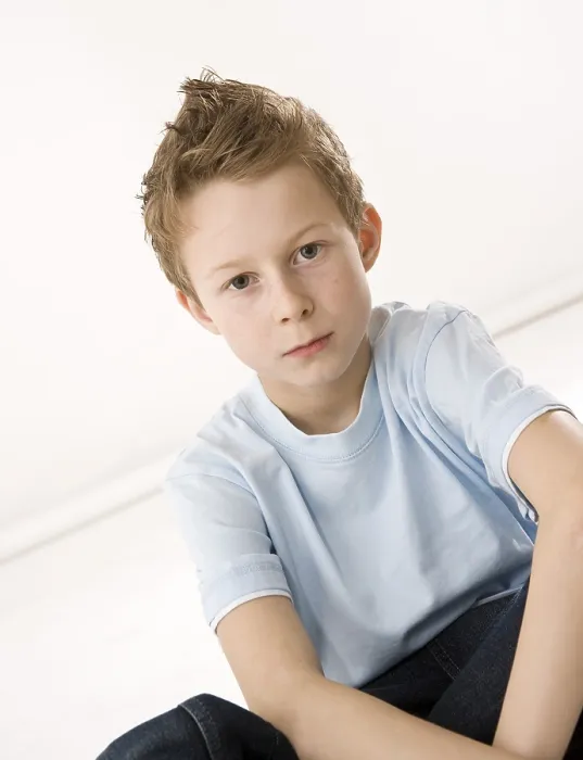 Gerahmter Druck : Portrait eines kalten Jungen. Gerahmter Druck : Portrait eines kalten Jungen.