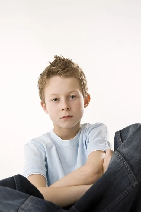 Gerahmter Druck : Portrait eines kalten Jungen. Gerahmter Druck : Portrait eines kalten Jungen.