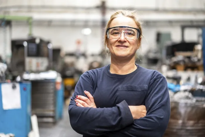 Gerahmter Druck : Portrait eines Fabrikarbeiter-Betreibers, der in der numerischen Steuerung arbeitet. Gerahmter Druck : Portrait eines Fabrikarbeiter-Betreibers, der in der numerischen Steuerung arbeitet.