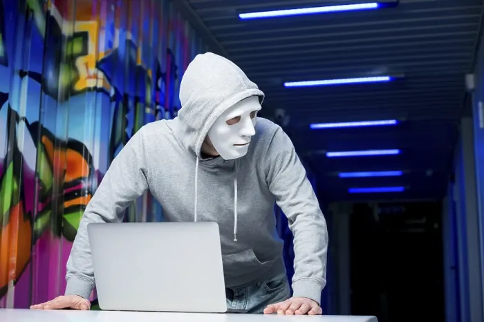 Gerahmter Druck : Porträthacker mit Maske_2 Gerahmter Druck : Porträthacker mit Maske_2