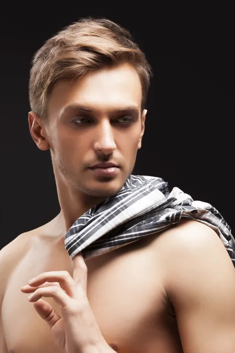 Gerahmter Druck : Portrait eines attraktiven Mannes, Low-key-Bild. Gerahmter Druck : Portrait eines attraktiven Mannes, Low-key-Bild.