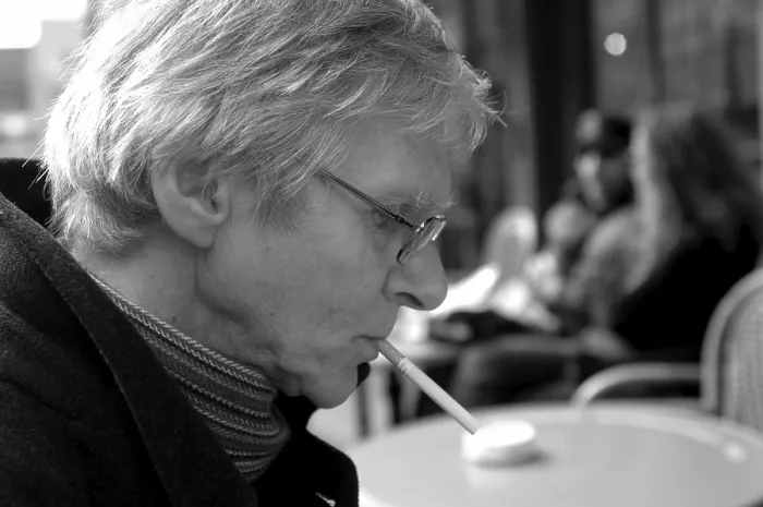Gerahmter Druck : Porträt eines Mannes mit Zigarette. Gerahmter Druck : Porträt eines Mannes mit Zigarette.