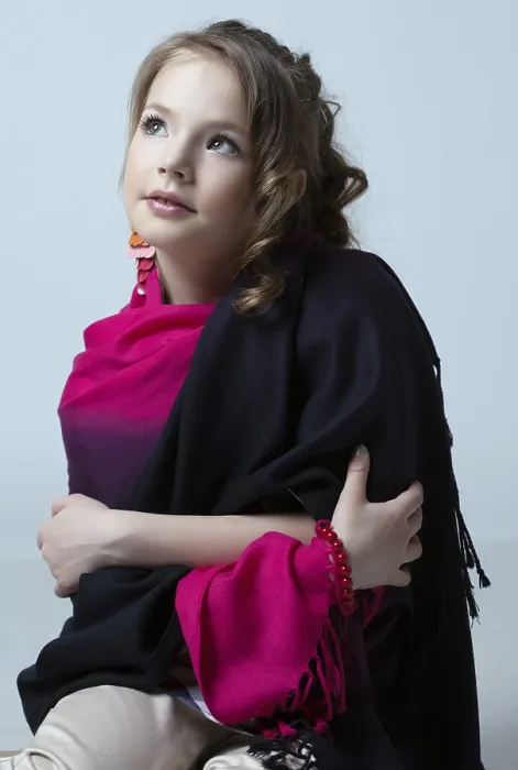Gerahmter Druck : Bildnis einer netten kleinen Model, das sich in einem Studio aufhält. Gerahmter Druck : Bildnis einer netten kleinen Model, das sich in einem Studio aufhält.