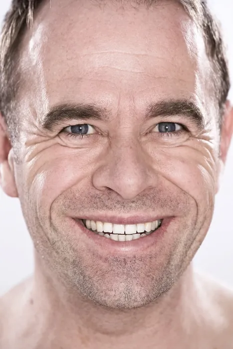 Gerahmter Druck : Porträt eines lächelnden Mannes. Gerahmter Druck : Porträt eines lächelnden Mannes.