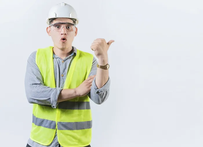 Gerahmter Druck : Portrait eines überraschten Ingenieurmannes, der zur Seite zeigt. Gerahmter Druck : Portrait eines überraschten Ingenieurmannes, der zur Seite zeigt.