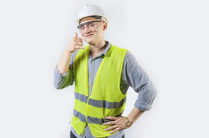 Gerahmter Druck : Portrait eines jungen Ingenieurs, der ein Anrufzeichen macht, isoliert. Gerahmter Druck : Portrait eines jungen Ingenieurs, der ein Anrufzeichen macht, isoliert.
