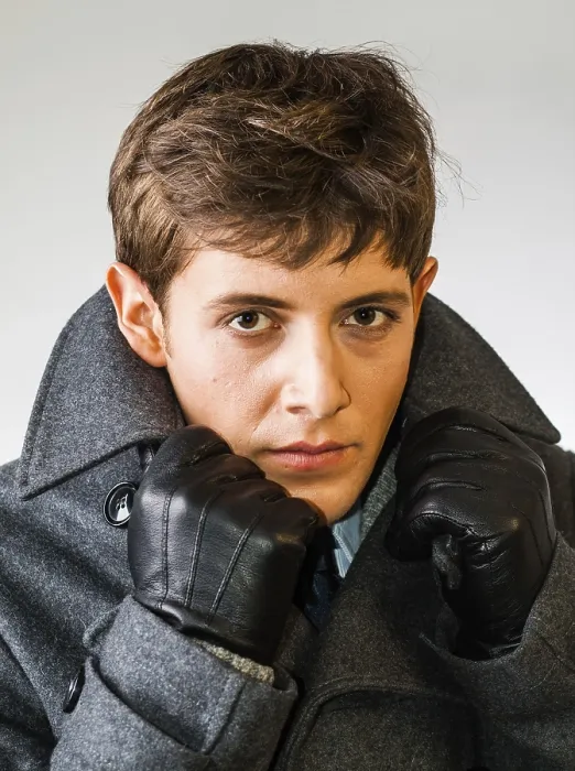 Gerahmter Druck : Porträt eines jungen Mannes in einem Mantel. Gerahmter Druck : Porträt eines jungen Mannes in einem Mantel.