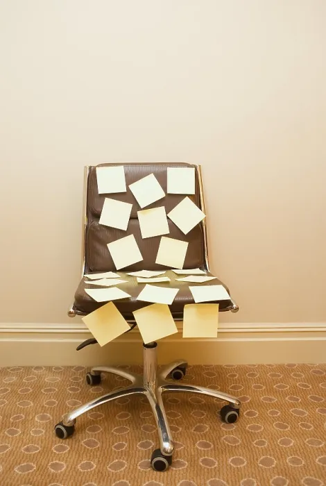 Gerahmter Druck : Post-it-Häkchen auf einem Stuhl. Gerahmter Druck : Post-it-Häkchen auf einem Stuhl.