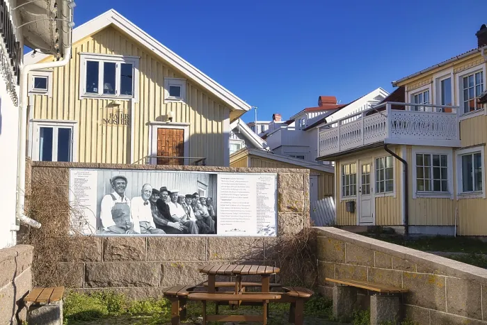 Gerahmter Druck : Plakat im Hafen von Smögen Gerahmter Druck : Plakat im Hafen von Smögen