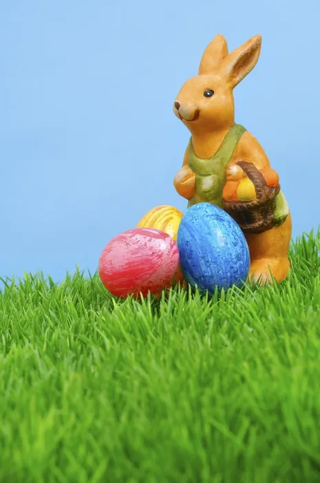 Gerahmter Druck : Porzellan-Osterhase und Oster-Eier Gerahmter Druck : Porzellan-Osterhase und Oster-Eier